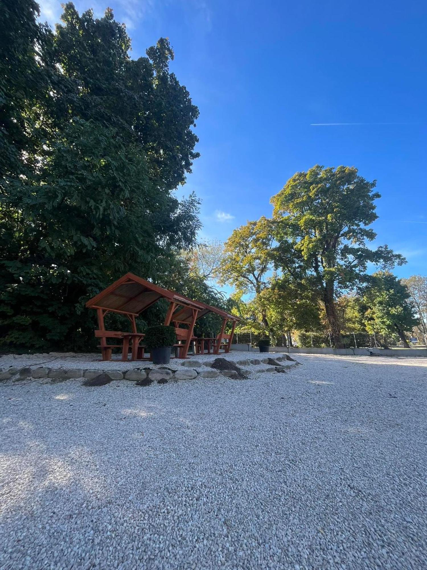 Kinizsi Udvar Apartmanhaz Balatonboglár 外观 照片